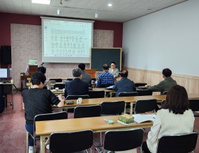 원어성경관련 국내 최고의 권위자, 귀한 이정철 목사님을 모시고원어성경세미나를 개최했습니다. 함께 해주신 지역 목사님 그리고 성도님들께 감사드립니다.